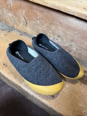 mahabis Women's Gray Felt Slip-On Slippers with Yellow Toe